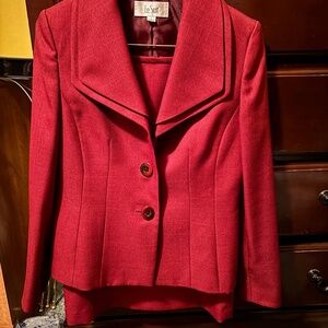 Excellent condition Le Suit Skirt Suit size 6